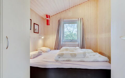 Aletha - 180M from the Sea: Hout, Slaapkamer, Interieur Ontwerp, Bed, Verdieping, Flooring, Plafond, Laken, Huis, Bedding