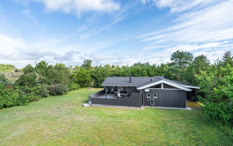 Aletha - 180M from the Sea: Dak, Huis, Deur, Verblijf, Schaduw, Siding, Werf, Landgoed, Backyard