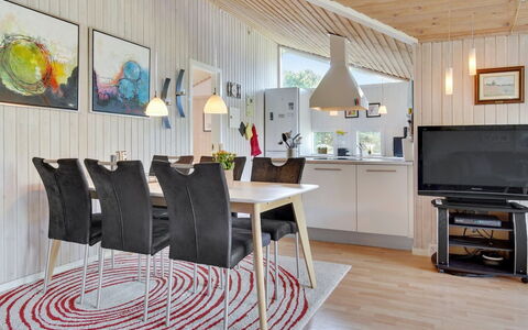 Aletha - 180M from the Sea: Dak, Huis, Deur, Verblijf, Schaduw, Siding, Werf, Landgoed, Backyard