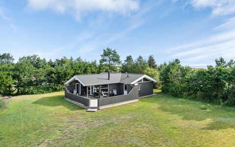 Aletha - 180M from the Sea: Dak, Huis, Deur, Verblijf, Schaduw, Siding, Werf, Landgoed, Backyard