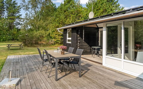 Orvokki - 125M from the Sea: Struik, Huis, Verblijf, Groundcover, Tuin, Garden Gebouwen, Siding, Landgoed, Gazon, Werf