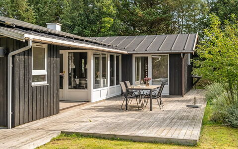 Orvokki - 125M from the Sea: Struik, Huis, Verblijf, Groundcover, Tuin, Garden Gebouwen, Siding, Landgoed, Gazon, Werf