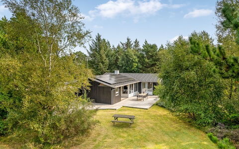 Orvokki - 125M from the Sea: Struik, Huis, Verblijf, Groundcover, Tuin, Garden Gebouwen, Siding, Landgoed, Gazon, Werf