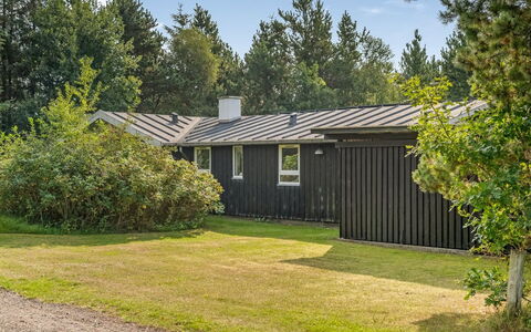 Orvokki - 125M from the Sea: Struik, Huis, Verblijf, Groundcover, Tuin, Garden Gebouwen, Siding, Landgoed, Gazon, Werf