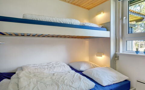 Orvokki - 125M from the Sea: Bed, Slaapkamer, Stapelbed, Interieur Ontwerp, Laken, Hout, Bedding, Meubilair, Verdieping, Plafond