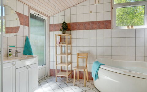 Orvokki - 125M from the Sea: Flooring, Interieur Ontwerp, Verdieping, Loodgieterswerkinrichting, Plafond, Badkamer, Loodgieter, Tegel, Kraan, Kamer