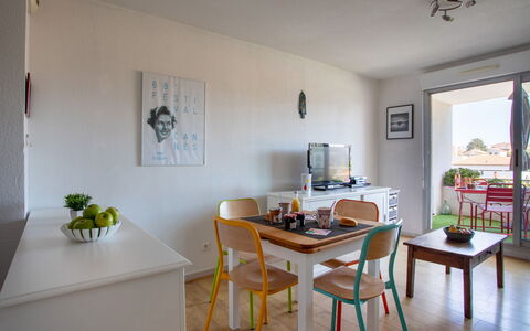 Le Lagon Bleu: Tafel, Meubilair, Eigendom, Kamerplant, Stoel, Fabriek, Interieur Ontwerp, Hout, Fotolijst