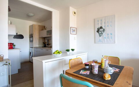 Le Lagon Bleu: Meubilair, Eigendom, Tafel, Cabinetry, Gebouw, Hout, Architectuur, Interieur Ontwerp, Stoel, Huis