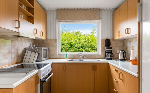 Tekla - 70M to the Fjord: Keuken, Toestel Van De Keuken, Countertop, Major Appliance, Flooring, Interieur Ontwerp, Hout, Cabinetry, Gootsteen, Huishoudapparatuur