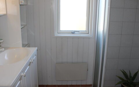 Tekla - 70M to the Fjord: Muur, Flooring, Hout, Verdieping, Interieur Ontwerp, Loodgieterswerkinrichting, Kamer, Tegel, Loodgieter, Badkamer