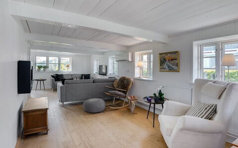 Gyril - 100M from the Sea: Flooring, Interieur Ontwerp, Hout, Verdieping, Plafond, Bankstel, Houten Vloer, Meubilair, Woonkamer, Huis