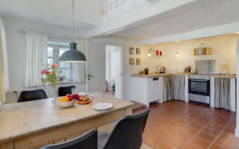Gyril - 100M from the Sea: Meubilair, Keuken, Interieur Ontwerp, Flooring, Countertop, Verdieping, Hout, Plafond, Cabinetry, Toestel Van De Keuken