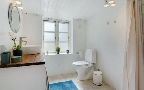 Gyril - 100M from the Sea: Badkamer, Loodgieterswerkinrichting, Muur, Flooring, Verdieping, Interieur Ontwerp, Wastafel, Kraan, Loodgieter, Wastafel In De Badkamer