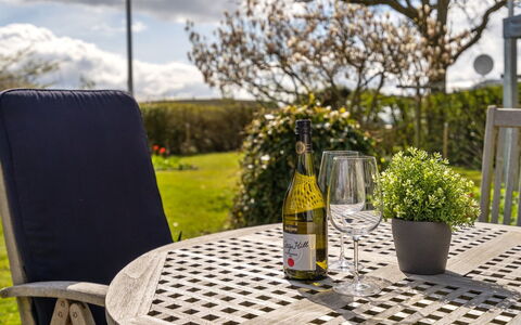 Gyril - 100M from the Sea: Meubilair, Buitenmeubels, Stoel, Tafel, Keuken En Eettafel, Buitentafel, Koffietafel, Patio, Tuin, Schaduw