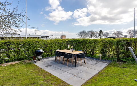 Gyril - 100M from the Sea: Struik, Tuin, Land Lot, Groundcover, Landscaping, Gazon, Schaduw, Buitenmeubels, Werf