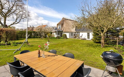 Gyril - 100M from the Sea: Meubilair, Stoel, Tafel, Land Lot, Buitenmeubels, Huis, Tuin, Buitentafel, Keuken En Eettafel