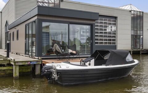 Harboursuite 2 Incl. Motorboot: Water, Lucht, Boot, Wolk, Dag, Eigendom, Gebouw, Voertuig, Architectuur, Zwemwater