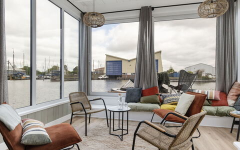 Harboursuite 2 Incl. Motorboot: Meubilair, Eigendom, Gebouw, Bankstel, Venster, Stoel, Tafel, Comfort, Lucht, Schaduw