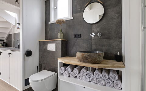 Harboursuite 2 Incl. Motorboot: Spiegel, Eigendom, Loodgieterswerkinrichting, Interieur Ontwerp, Badkamer, Wastafel, Verlichting, Architectuur, Wastafel In De Badkamer, Badkamerkast