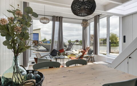 Harboursuite 2 Incl. Motorboot: Tafel, Meubilair, Fabriek, Eigendom, Stoel, Venster, Schaduw, Interieur Ontwerp, Kamerplant, Hout
