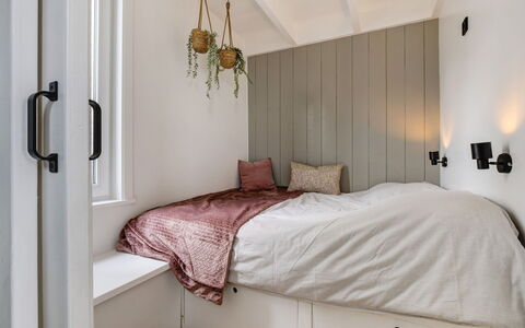 Harboursuite 2 Incl. Motorboot: Meubilair, Eigendom, Comfort, Hout, Gebouw, Bed Frame, Interieur Ontwerp, Schaduw, Verdieping, Huis