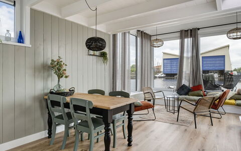 Harboursuite 2 Incl. Motorboot: Tafel, Meubilair, Eigendom, Stoel, Hout, Bankstel, Interieur Ontwerp, Kamerplant, Verdieping, Flooring