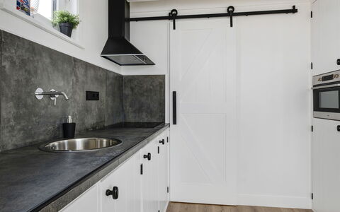 Harboursuite 2 Incl. Motorboot: Cabinetry, Wastafel, Countertop, Gebouw, Kraan, Gootsteen, Keuken, Fabriek, Kamerplant, Loodgieterswerkinrichting