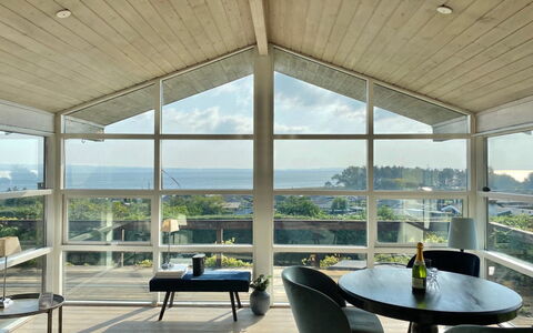Frithger - 300M from the Sea: Interieur Ontwerp, Plafond, Flooring, Verdieping, Meubilair, Stoel, Appartement, Woonkamer, Glas, Toevlucht