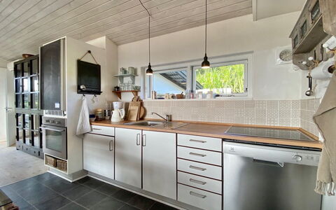 Frithger - 300M from the Sea: Keuken, Countertop, Interieur Ontwerp, Flooring, Cabinetry, Hout, Plafond, Meubilair, Toestel Van De Keuken, Major Appliance