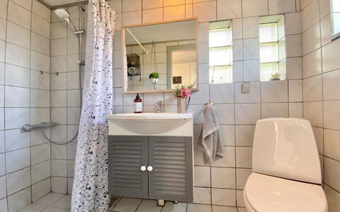 Frithger - 300M from the Sea: Loodgieterswerkinrichting, Wastafel In De Badkamer, Interieur Ontwerp, Flooring, Wastafel, Badkamer, Verdieping, Kraan, Toilet, Loodgieter