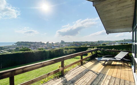 Frithger - 300M from the Sea: Leuning, Balkon, Veranda, Hardwood, Schaduw, Plank, Eco Hotel, Dek, Hek, Landscaping