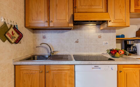 Maria: Keuken, Toestel Van De Keuken, Countertop, Cabinetry, Gootsteen, Major Appliance, Hout, Wastafel, Loodgieterswerkinrichting, Meubilair