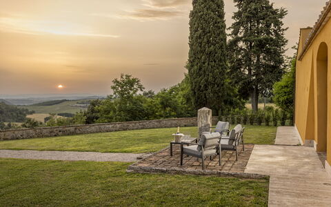 Villa Pianoia: Wolk, Fabriek, Lucht, Meubilair, Stoel, Land Lot, Zonlicht, Natuurlijk Landschap, Boom, Buitenmeubels