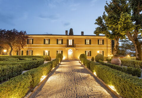 Villa Pianoia: Lucht, Fabriek, Gebouw, Boom, Wolk, Huis, Venster, Gras, Landschap, Woongebied