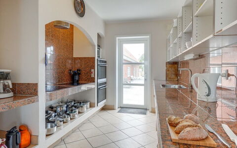 Saga: Interieur Ontwerp, Flooring, Countertop, Plafond, Keuken, Verdieping, Kamer, Tegel, Cabinetry, Appartement