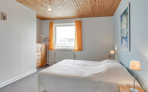 Saga: Bed, Interieur Ontwerp, Slaapkamer, Muur, Flooring, Verdieping, Laken, Bedding, Hout, Plafond