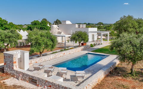 Trullo Under The Apulian Sky: Eigendom, Lucht, Gebouw, Fabriek, Boom, Azure, Water, Architectuur, Zwembad, Wolk