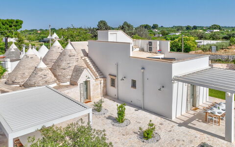 Trullo Under The Apulian Sky: Fabriek, Lucht, Gebouw, Eigendom, Venster, Boom, Huis, Land Lot, Stedelijk Ontwerp