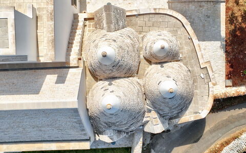 Trullo Under The Apulian Sky: Hout, Beeldhouwwerk, Water, Kunst, Autoband, Font, Beton, Metaal