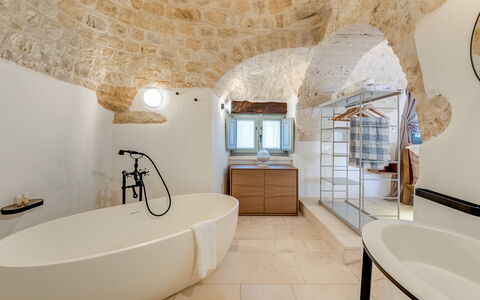 Trullo Under The Apulian Sky: Bad, Loodgieterswerkinrichting, Kraan, Spiegel, Wastafel, Badkamer, Hout, Venster, Interieur Ontwerp, Verdieping