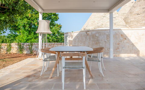 Trullo Under The Apulian Sky: Tafel, Fabriek, Meubilair, Stoel, Hout, Buitentafel, Interieur Ontwerp, Buitenmeubels, Schaduw, Boom
