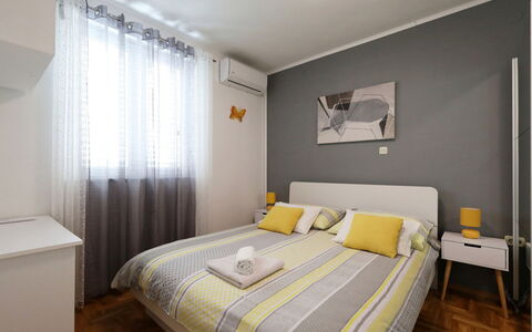 Karlo: Bed, Meubilair, Interieur Ontwerp, Slaapkamer, Bedding, Laken, Verdieping, Flooring, Kamer, Linens