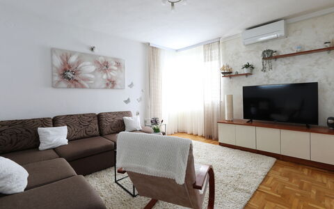 Karlo: Meubilair, Interieur Ontwerp, Bankstel, Flooring, Muur, Verdieping, Woonkamer, Kamer, Hout, Televisie