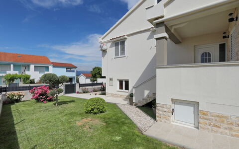 Karlo: Woongebied, Huis, Huis, Dak, Landgoed, Voorstad, Balkon, Landscaping, Villa