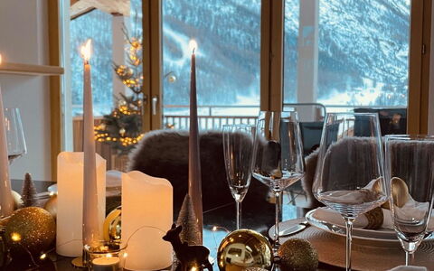Penthouse Victoria'S Home im Haus Judith: Tafel, Meubilair, Eigendom, Venster, Tableware, Decoratie, Gebouw, Stoel, Dishware, Textiel