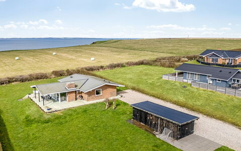 Kirsa - 200M to the Fjord: Dak, Huis, Land Lot, Huis, Verblijf, Landgoed, Garden Gebouwen, Schaduw, Blokhut, Landscaping
