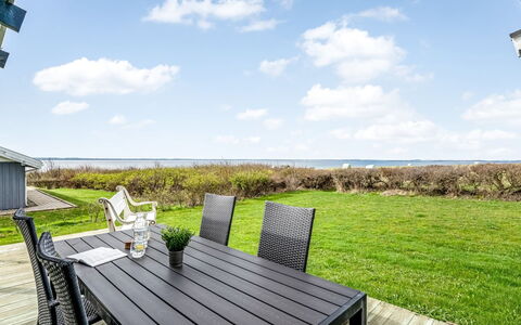 Kirsa - 200M to the Fjord: Dak, Huis, Land Lot, Huis, Verblijf, Landgoed, Garden Gebouwen, Schaduw, Blokhut, Landscaping