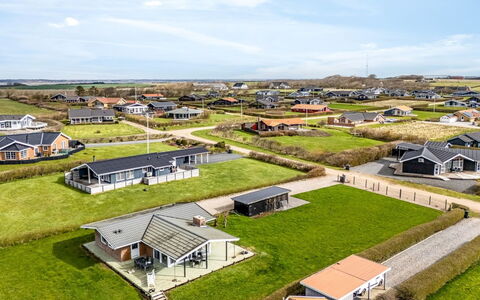 Kirsa - 200M to the Fjord: Dak, Huis, Land Lot, Huis, Verblijf, Landgoed, Garden Gebouwen, Schaduw, Blokhut, Landscaping