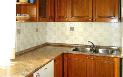 Rosa 129.3: Bruin, Cabinetry, Countertop, Eigendom, Meubilair, Wit, Keuken, Lade, Hout, Gebouw