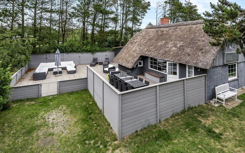 Annelisa - 200M to the Fjord: Meubilair, Interieur Ontwerp, Flooring, Hout, Verdieping, Plafond, Houten Vloer, Stoel, Tafel, Verlichting